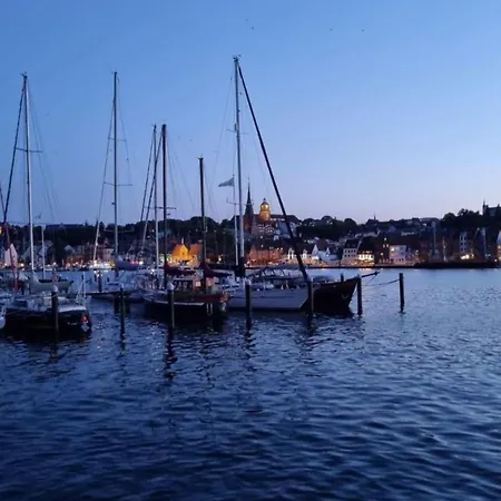 Kapitaenswohnung- Wohnen In Der Altstadt Zentral & Gemuetlich Mit Parkplatz! Apartman